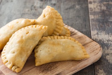 Tipik İspanyol empanadas ahşap tablo