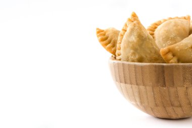 Beyaz arka plan üzerinde izole kase tipik İspanyol empanadas