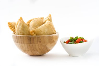 Beyaz arka plan üzerinde izole kase tipik İspanyol empanadas