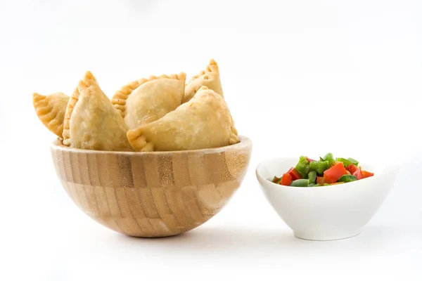 Típicas empanadas españolas en tazón aislado sobre fondo blanco —  Fotos de Stock