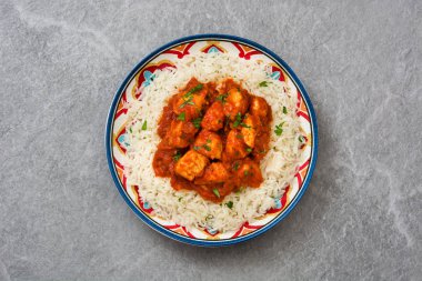Tavuk tikka masala basmati pirinç gri arka plan üzerinde