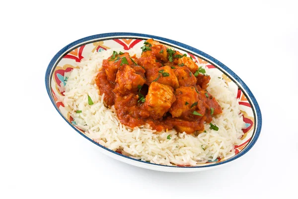 Tavuk tikka masala beyaz arka plan üzerinde izole basmati pirinç