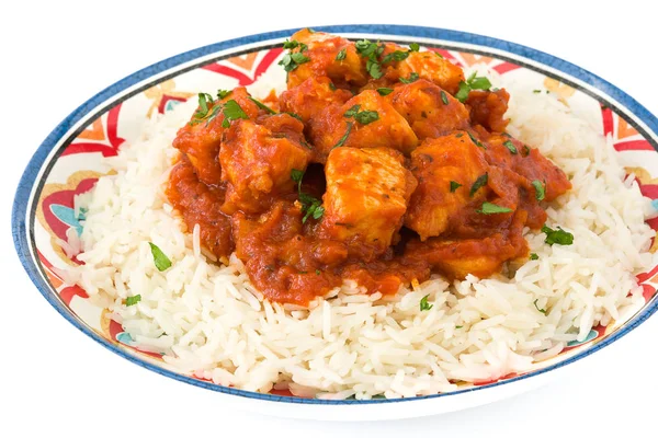 Tavuk tikka masala beyaz arka plan üzerinde izole basmati pirinç