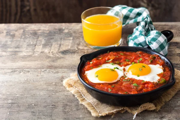 Café da manhã mexicano: Huevos rancheros em frigideira de ferro na mesa de madeira — Fotografia de Stock