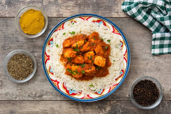 Tavuk tiçamasala basmati pirinç ahşap masa üzerinde. Üstten Görünüm