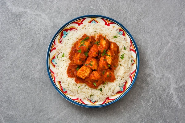 Tavuk tikka masala basmati pirinç gri arka plan üzerinde