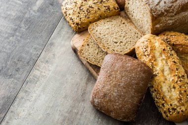 ahşap masa üzerinde rustik ekmek