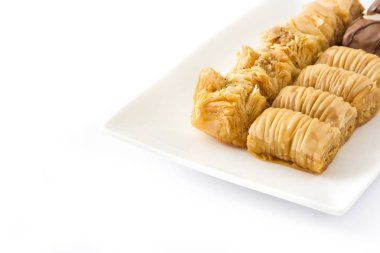 Beyaz arka plan üzerinde izole Türk tatlı baklava