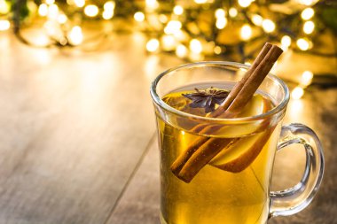 cam, süs eşyaları ve Noel ışık ahşap masa üzerinde mulled elma şarabı. Boşaltmak