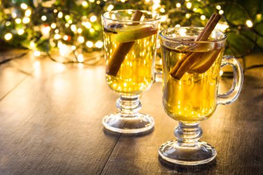 cam, süs eşyaları ve Noel ışık ahşap masa üzerinde mulled elma şarabı. Boşaltmak