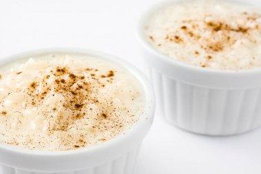 Arroz con leche gör. Sütlaç beyaz arka plan üzerinde izole tarçın ile