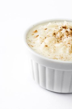 Arroz con leche gör. Sütlaç beyaz arka plan üzerinde izole tarçın ile