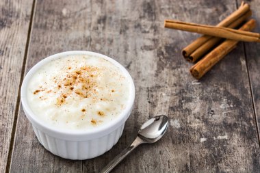 Arroz con leche gör. Sütlaç ahşap zemin üzerine tarçın ile