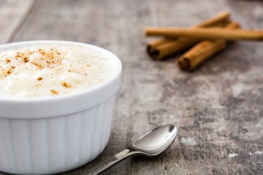 Arroz con leche gör. Sütlaç ahşap zemin üzerine tarçın ile