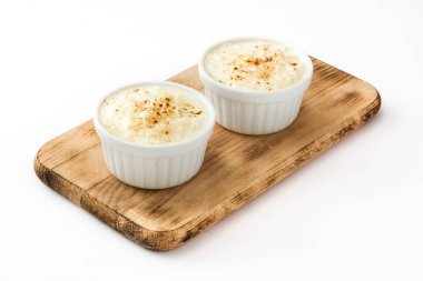 Arroz con leche gör. Sütlaç beyaz arka plan üzerinde izole tarçın ile