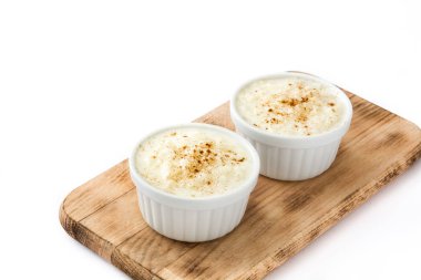 Arroz con leche gör. Sütlaç beyaz arka plan üzerinde izole tarçın ile