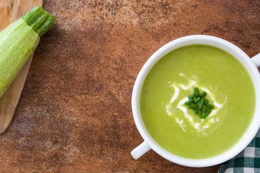 kahverengi zemin üzerine kase kabak çorbası. Üstten Görünüm