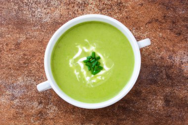 kahverengi zemin üzerine kase kabak çorbası. Üstten Görünüm