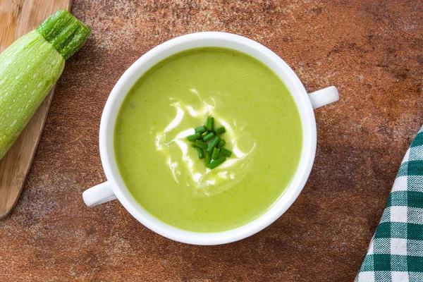 kahverengi zemin üzerine kase kabak çorbası. Üstten Görünüm