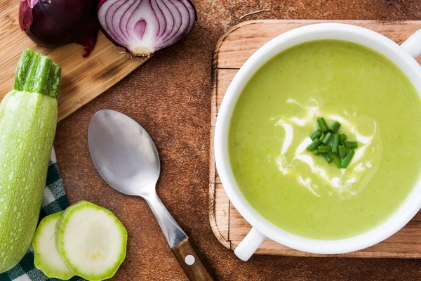 Zucchini soup in bowl on brown background. Top view — Stock Photo, Image