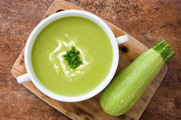 kahverengi zemin üzerine kase kabak çorbası. Üstten Görünüm