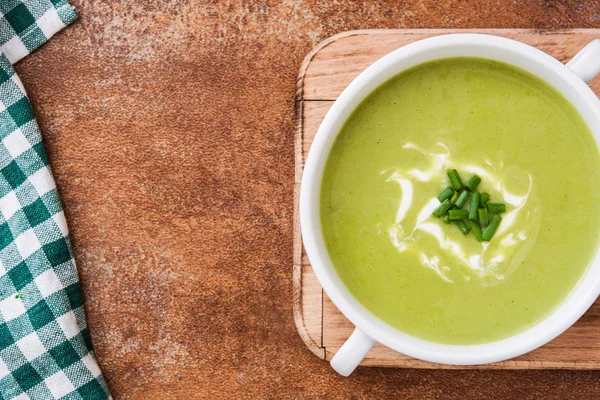 Zucchini soup in bowl on brown background. Top view — Stock Photo, Image