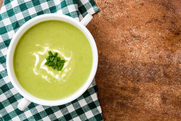 kahverengi zemin üzerine kase kabak çorbası. Üstten Görünüm