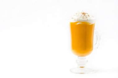 Beyaz arka plan üzerinde izole baharatlı sütlü balkabağı