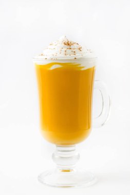 Baharatlı sütlü balkabağı beyaz arka plan üzerinde izole kapatmak