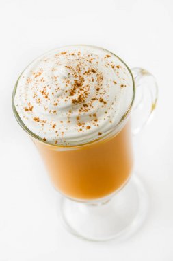 Baharatlı sütlü balkabağı beyaz arka plan üzerinde izole kapatmak