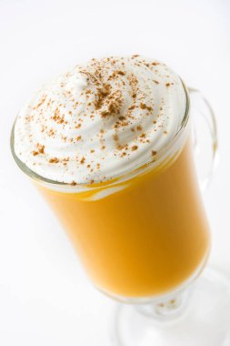 Baharatlı sütlü balkabağı beyaz arka plan üzerinde izole kapatmak