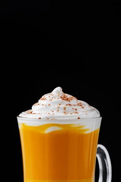 Calabaza con especias de café con leche aislado sobre fondo negro — Foto de Stock