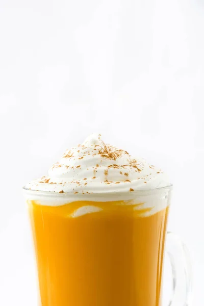 Tutup latte berbumbu yang diisolasi pada latar belakang putih — Stok Foto