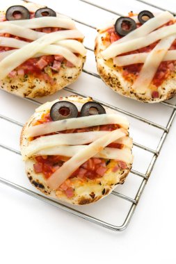 Cadılar Bayramı mumyalar üzerinde mini pizza izole arka plan beyaz