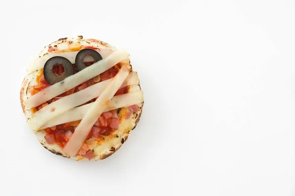 Mini pizzas de momias de Halloween aisladas sobre fondo blanco —  Fotos de Stock
