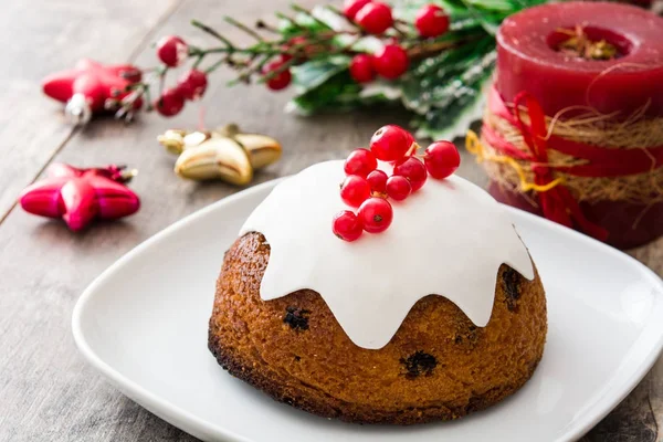 Weihnachtspudding auf Holztisch — Stockfoto