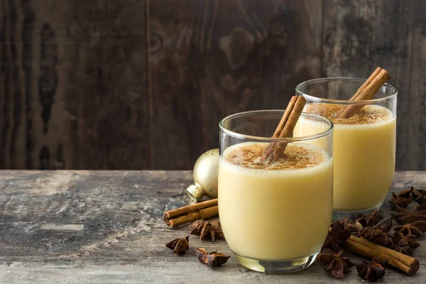 Hausgemachter Eierlikör mit Zimt auf Holztisch. typisches Weihnachtsdessert.copyspace — Stockfoto