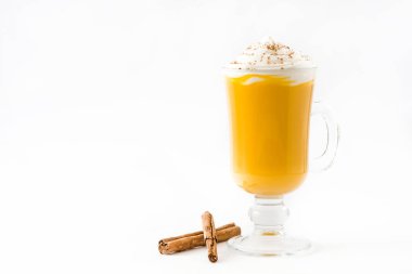 Beyaz arka plan üzerinde izole baharatlı sütlü balkabağı