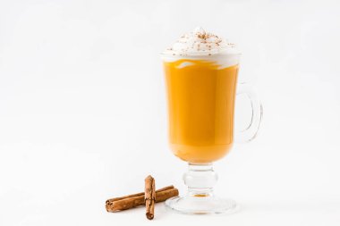 Beyaz arka plan üzerinde izole baharatlı sütlü balkabağı