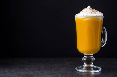 Siyah arka plan üzerine baharatlı sütlü balkabağı