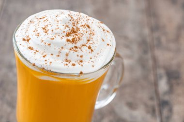 Ahşap masa üzerinde baharatlı sütlü balkabağı