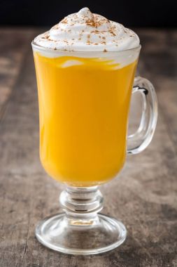 Ahşap masa üzerinde baharatlı sütlü balkabağı