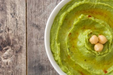 Avokado humus kase ahşap masa üzerinde. Üstten Görünüm