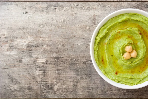 Avokado humus kase ahşap masa üzerinde. Üstten Görünüm