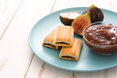 Beyaz ahşap masa üzerinde bir tost tatlı incir reçeli sürülür