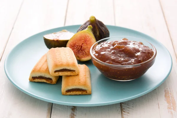 Beyaz ahşap masa üzerinde bir tost tatlı incir reçeli sürülür