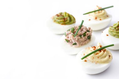 Avokado ve beyaz arka plan üzerinde izole ton balığı yumurta dolması çeşitli