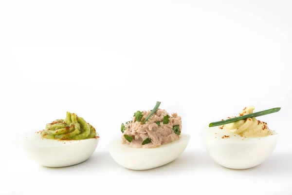 Variedade de ovos recheados com abacate e atum isolados sobre fundo branco — Fotografia de Stock