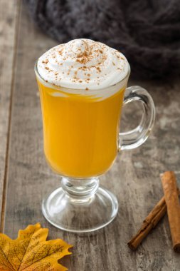 Ahşap masa üzerinde baharatlı sütlü balkabağı