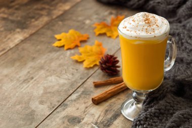 Ahşap masa üzerinde baharatlı sütlü balkabağı